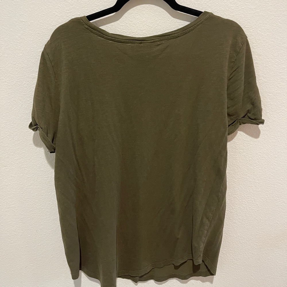 Green olive t shirt with small pocket